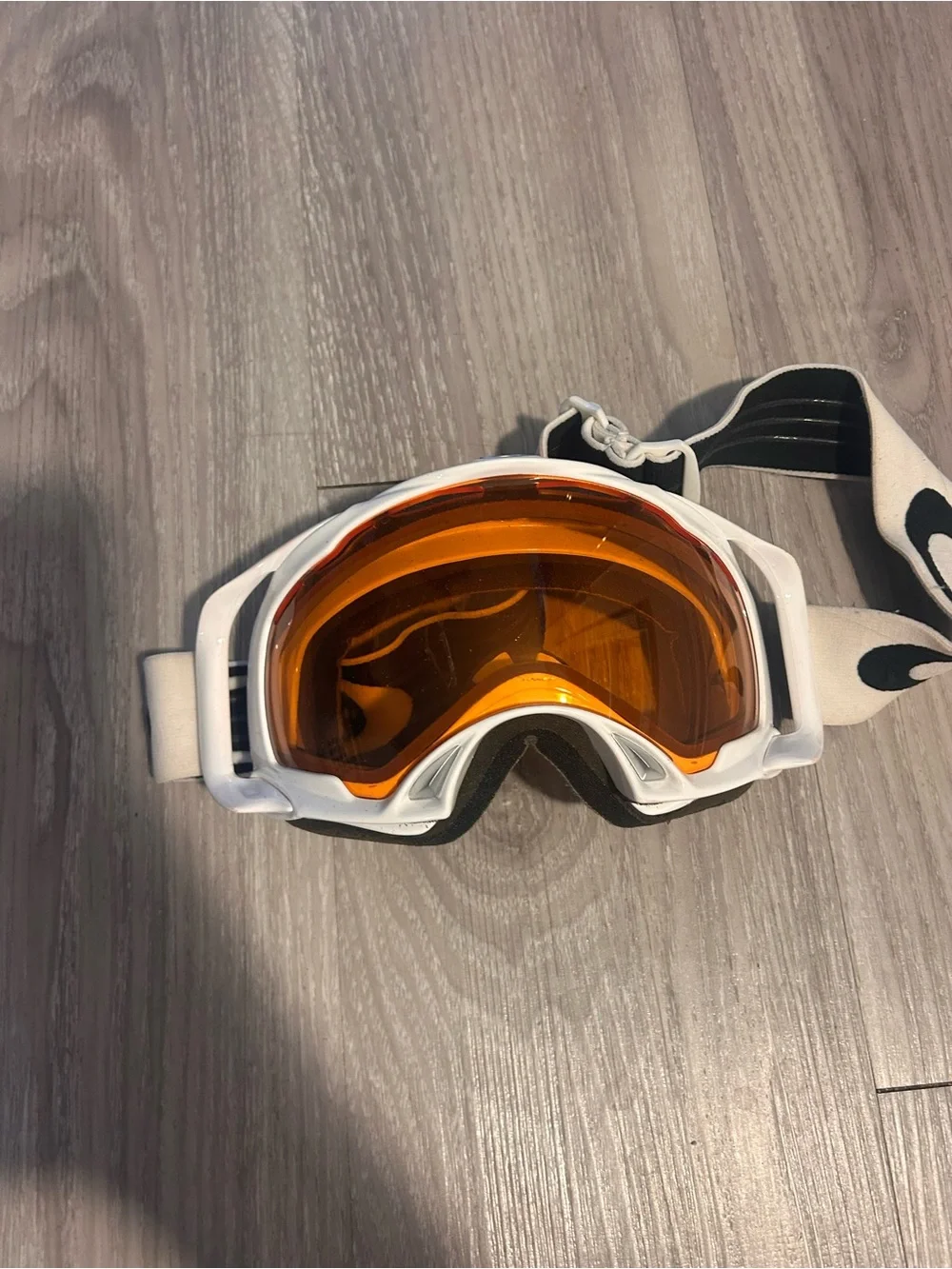 Oakley White Ski Goggles with Orange Lens